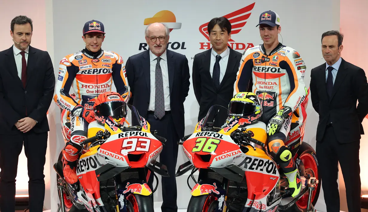 (Dari kiri ke kanan) Repsol Director of Comminucation Marcos Fraga, Pebalap Tim Repsol Honda Marc Marquez, CEO and Chairman of Repsol Antonio Brufau, Honda Racing Corporation (HRC) Director Tetsuhiro Kuwata, Pebalap Tim Repsol Honda Joan Mir, dan Manajer HRC Albert Puig berpose saat peluncuran motor baru untuk MotoGP musim 2023 di Madrid, 22 Februari 2023. (AFP/Pierre-Philippe Marcou)