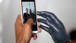 Seorang peserta melihat fotonya bersama Pangeran Harry di handphone miliknya sebelum berlaga pada kejuaraan Invictus Games Orlando 2016 di ESPN Wide World of Sports,Orlando, Florida, (10/5/2016). (Chris Jackson/Getty Images for Invictus/AFP)