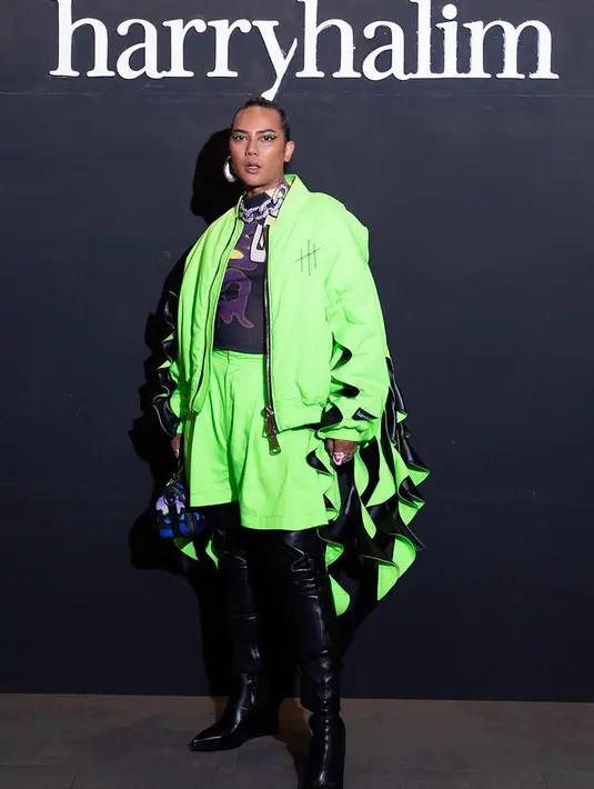 Bimo Permadi yang juga pernah jadi andalan Syifa Hadju dan Luna Maya ini mengenakan jaket hijau neon yang serasi dengan celana pendeknya. [@bimopermadi]