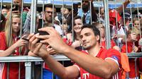 4. Mats Hummels, mantan kapten Dortmud ini sudah lama dikabarkan akan pindah ke Liga Inggris. Tapi hal tersebut tak kunjung terealisasi, sang pemain ternyata malah memilih Bayern Munchen sebagai pelabuhan kariernya. (AFP/Christof Stache)