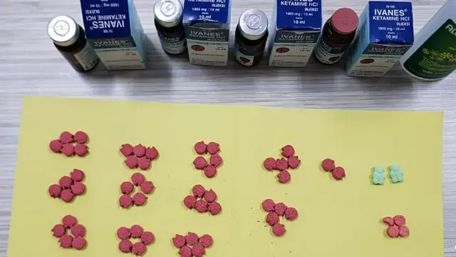 Barang bukti ekstasi dan ketamine yang disita Polresta Pekanbaru dari pengedar narkoba.