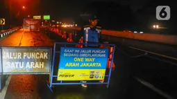 Arus lalu lintas dari Jakarta ke wilayah tersebut akan ditutup mulai 18.00 WIB hari ini (31 Desember 2023) hingga 02.00 WIB (1 Januari 2024). (merdeka.com/Arie Basuki)