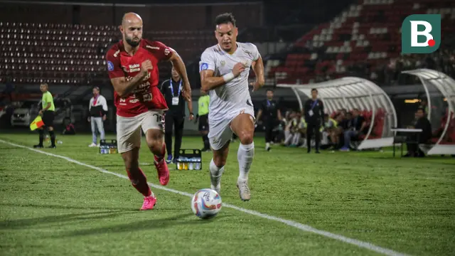 Gelandang Bali United, Mohammed Rashid, berduel dengan winger Madura United, Lulinha.