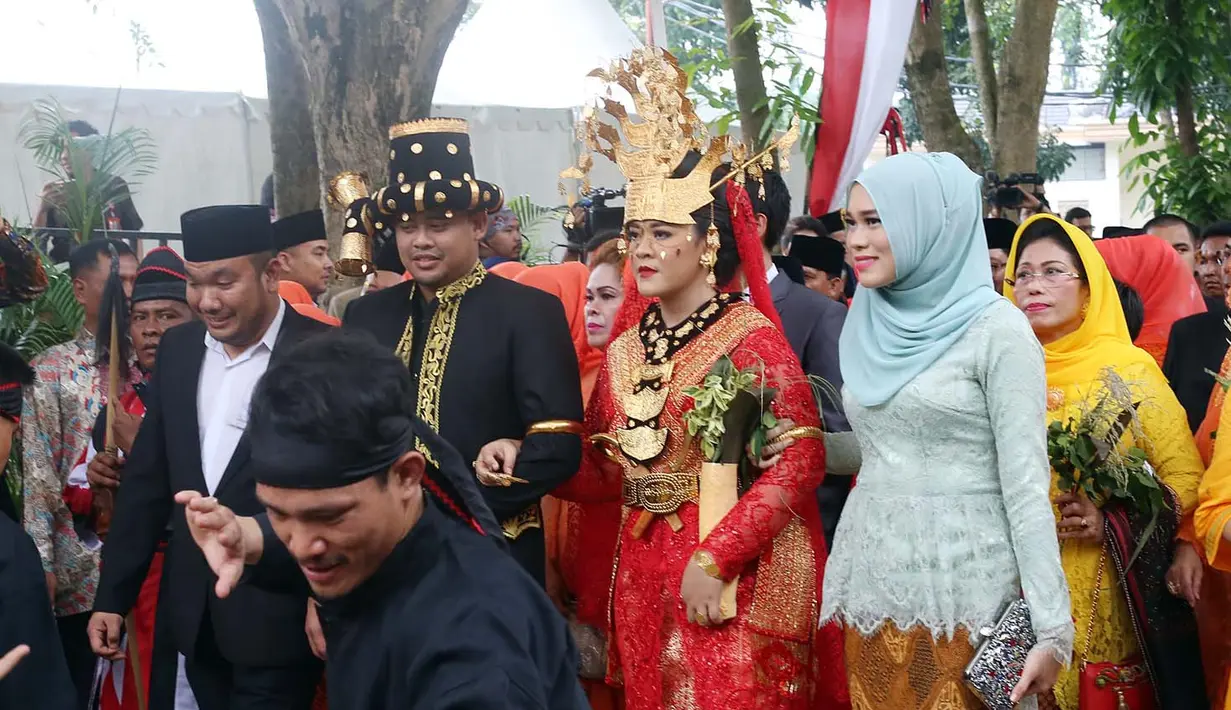 Nuansa emas dan hitam simbol kepemimpinan dan kesejahteraan dikenakan oleh Bobby. Setelah puncak pesta adat selesai, Kahiyang Ayu dan Bobby Nasution akan mejalani acara kirab dan resepsi pada Minggu (26/11). (Deki Prayoga/Bintang.com)