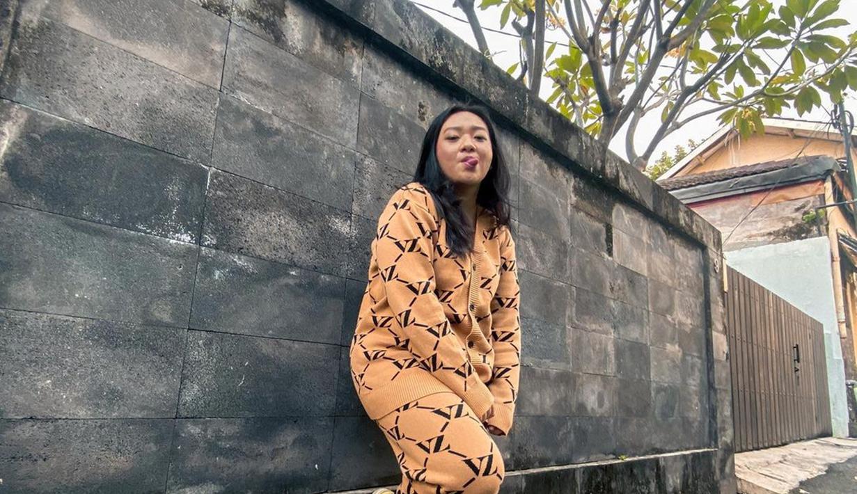 Tak kalah kece dibanding sang kakak, Nadya Holscher juga tampil kece di beberapa momen. Nadya tampil kece dengan outfit simpel tapi menawan. Tak heran, potret Nadya Holscher ini panen pujian. (Liputan6.com/IG/nadyaholscher)