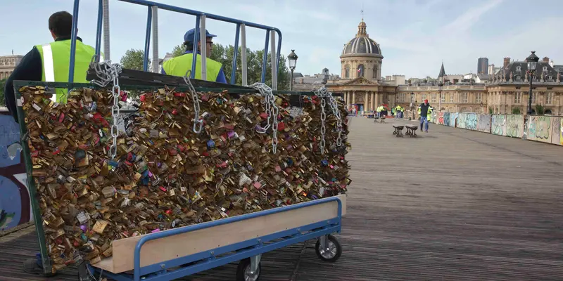 Ratusan Ribu Gembok Cinta di Paris 'Dilenyapkan'