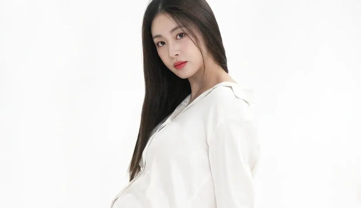<p>Kang Sora sendiri menikah dengan suaminya yang berasal dari kalangan non-artis pada Agustus 2020.</p>