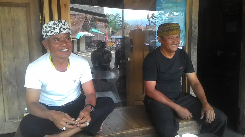 Dua pengurus Himpana KAmpung Naga Kabupaten Tasikmalaya
