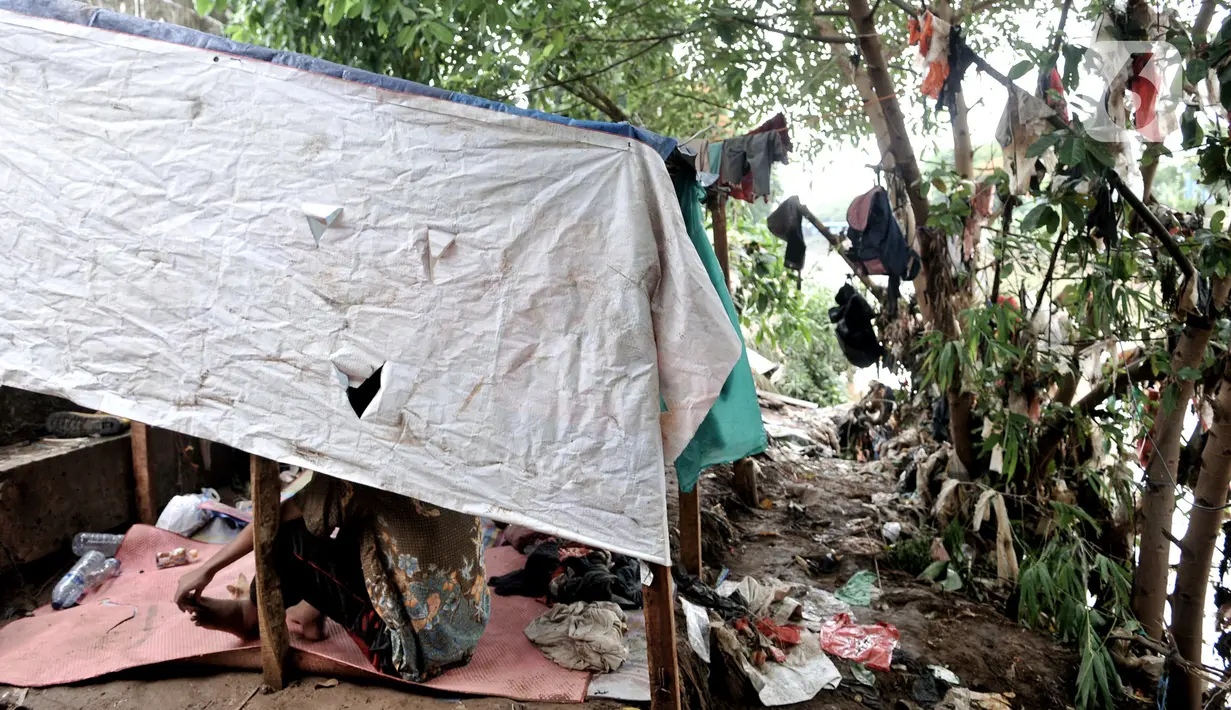Kondisi salah satu gubuk warga bantaran yang dihiasi jemuran baju yang basah akibat banjir. (merdeka.com/Iqbal S Nugroho)