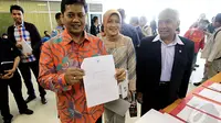 Wakil ketua DPR RI Agus Hermanto (kanan), Dewi Coryati anggota DPR RI dari fraksi partai PAN (tengah), Viva Yoga Mauladi (kiri) menunjukan nomenklatur dari Presiden Jokowi, Jakarta, (23/10/14). (Liputan6.com/Andrian M Tunay)