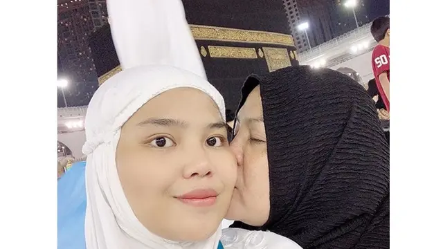 Curi Perhatian, Ini 7 Gaya Rosa Meldianti Saat Umroh dengan Ibunda