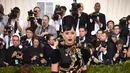 Katy Perry nampak elegan memakai dress hitam panjang yang membalut di tubuhnya. Ia nampak berpenampilan gothic. (AFP/Bintang.com)