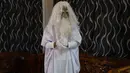 Urabil Alias, 38, mengenakan kostum hantu bersiap untuk berjalan di daerah perumahan selama aturan pembatasan gerakan atau Movement Control Order di Terengganu, Malaysia, 16 April 2020. Aksi pria itu untuk menakuti warga agar tidak keluar rumah selama lockdown akibat virus corona. (Mohd RASFAN/AFP)