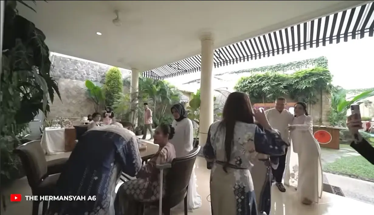 Dalam acara tersebut, juga berbarengan kejutan ulang tahun untuk anak kedua Anang dan Krisdayanti, Azriel Hermansyah. Momen Anang Hermansyah sungkem dengan mantan mertuanya. [Youtube/The Hermansyah A6]