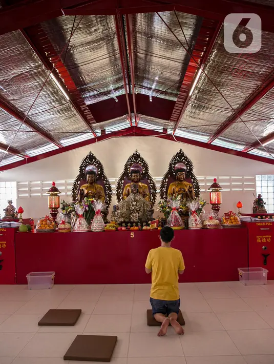 Warga bersembahyang di Vihara Dharma Bakti yang baru di kawasan Glodok, Jakarta, (1/2/2021). Peniadaan ibadah tersebut dimaksudkan untuk mengindari terjadi kerumunan warga yang berdoa di vihara. (Liputan6.com/Faizal Fanani)
