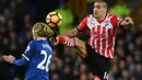 Kaki gelandang Southampton, Oriol Romeu, hampir mengenai kepala gelandang Everton, Tom Davies pada laga Liga Inggris di Stadion Goodison Park, Inggris, Senin (2/1/2017). Everton menang 3-0 atas Southampton. (AFP/Paul Ellis)