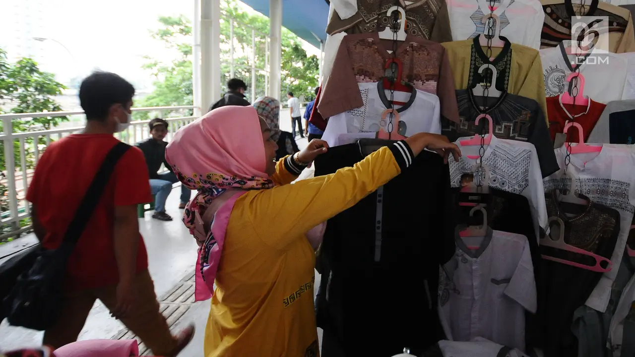 Berburu Pakaian Muslim di Skybridge Tanah Abang