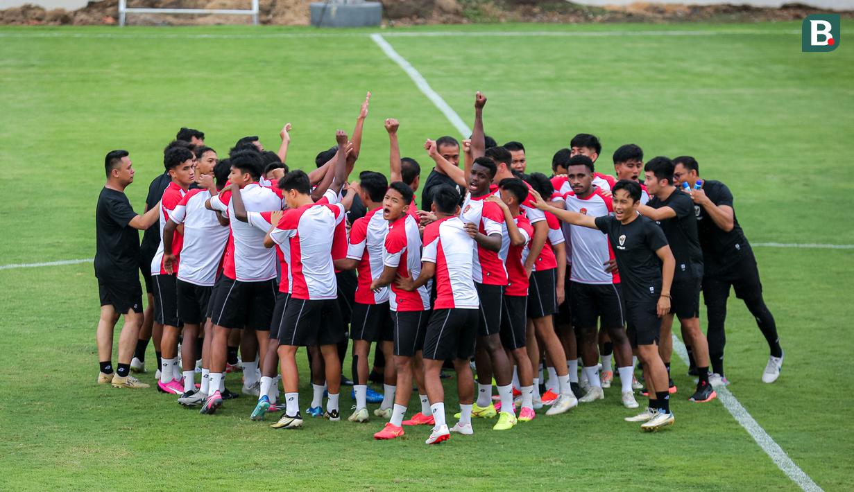 Sejumlah pemain, pelatih, dan ofisial Timnas Indonesia U-20 melakukan tos saat latihan resmi menjelang Kualifikasi Piala Asia U-20 2025 yang berlangsung di Lapangan A, Stadion Utama Gelora Bung Karno (SUGBK), Senayan, Jakarta, Selasa (24/09/2024). (Bola.com/Bagaskara Lazuardi)