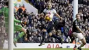Penampilan apik Harry Kane saat melawan West Bromwich membuat dirinya menjadi pesaing ketat peraih Golden Boot Premier League. Kane telah mencetak 13 gol hingga pekan ke-21. (AP/Matt Dunham)