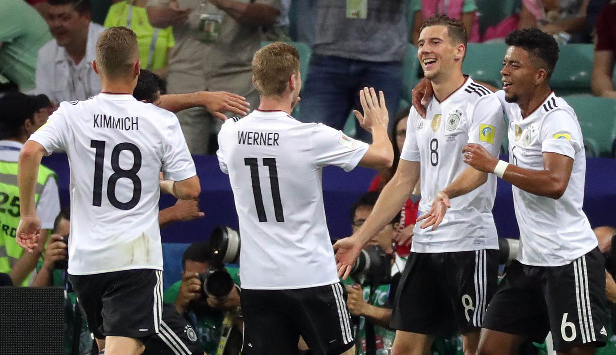 Gelandang Jerman, Leon Goretzka, merayakan gol yang dicetaknya ke gawang Mexico pada laga semifinal Piala Konfederasi di Stadion Fisht, Sochi, Kamis (29/6/2017). Jerman menang 4-1 atas Mexico. (EPA/Armando Babani)