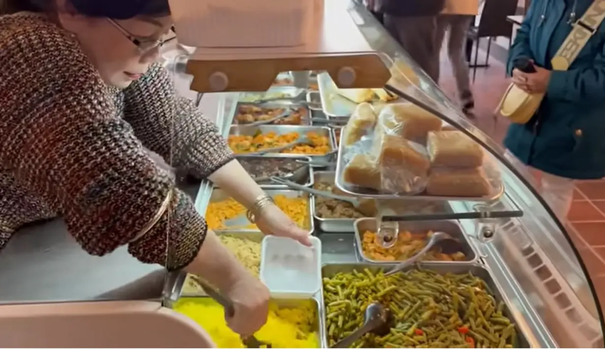 Berikut menu yang disediakan di warung usaha milik Fanny Bauty. Dari  mulai nasi kuning, sayur, dan olahan daging, termasuk rendang. [Youtube/The Sungkars]