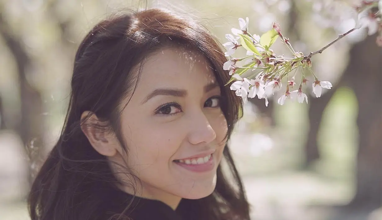 Tampil dengan rambut wavy natural semakin membuat Velove Vexia anggun dan elegan dalam foto di tahun 2017  (Foto: Instagram @vaelovexia)