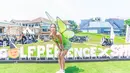 Nia Ramadhani juga pernah tampil sebagai Tinkerbell. Di tengah lapangan golf, Nia tampil dengan kostum hijau yang manis, lengkap dengan sayapnya. [Foto: Instagram/ramadhaniabakrie]
