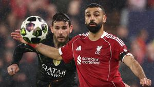 Mohamed Salah fokus menatap bola dalam laga panas di Anfield saat Liverpool menghadapi Paris Saint-Germain pada leg kedua perempat final Liga Champions 2025/2026, 14 April 2026. (AFP/FRANK FIFE)