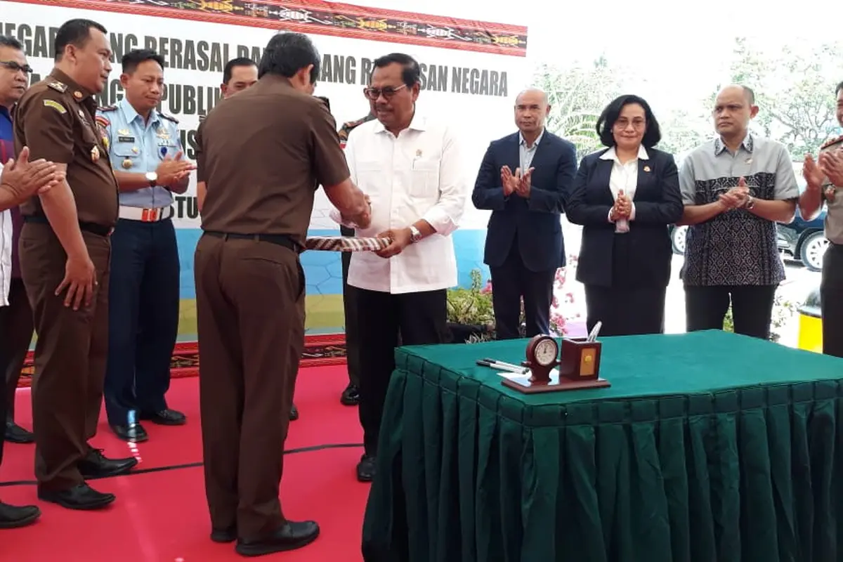 Jaksa Agung M Prasetyo menyerahkan barang hasil rampasan dari terpindana korupsi ke Kejati NTT. (dok Kejaksaan Agung)