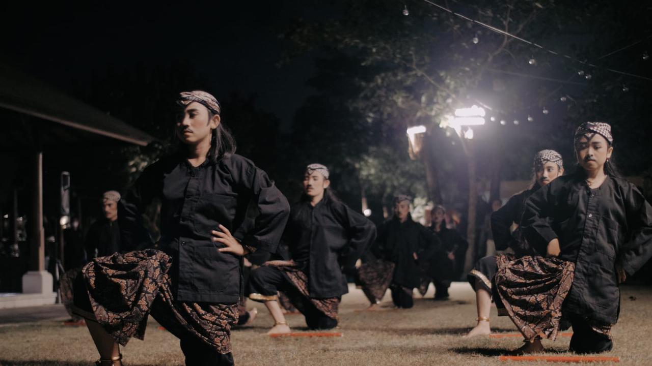 Komunitas pegiat seni Kie Art Desa Sidareja, Kecamatan Kaligondang, Kabupaten Purbalingga baru-baru ini menampilkan kekayaan seni tradisi lokal di Pulau Dewata, Bali. (Foto: Liputan6.com/dok. Kie Art)