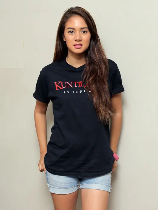 "Yah paling sama keluarga aja sih. Aku jarang ikut nobar sih. Optimis sih. Aku juga nggak ngerti sebenarnya tapi kata papah aku lagi bagus banget timnasnya, jadi aku percaya aja deh," tukas Aurelie Moeremans. (Deki Prayoga/Bintang.com)