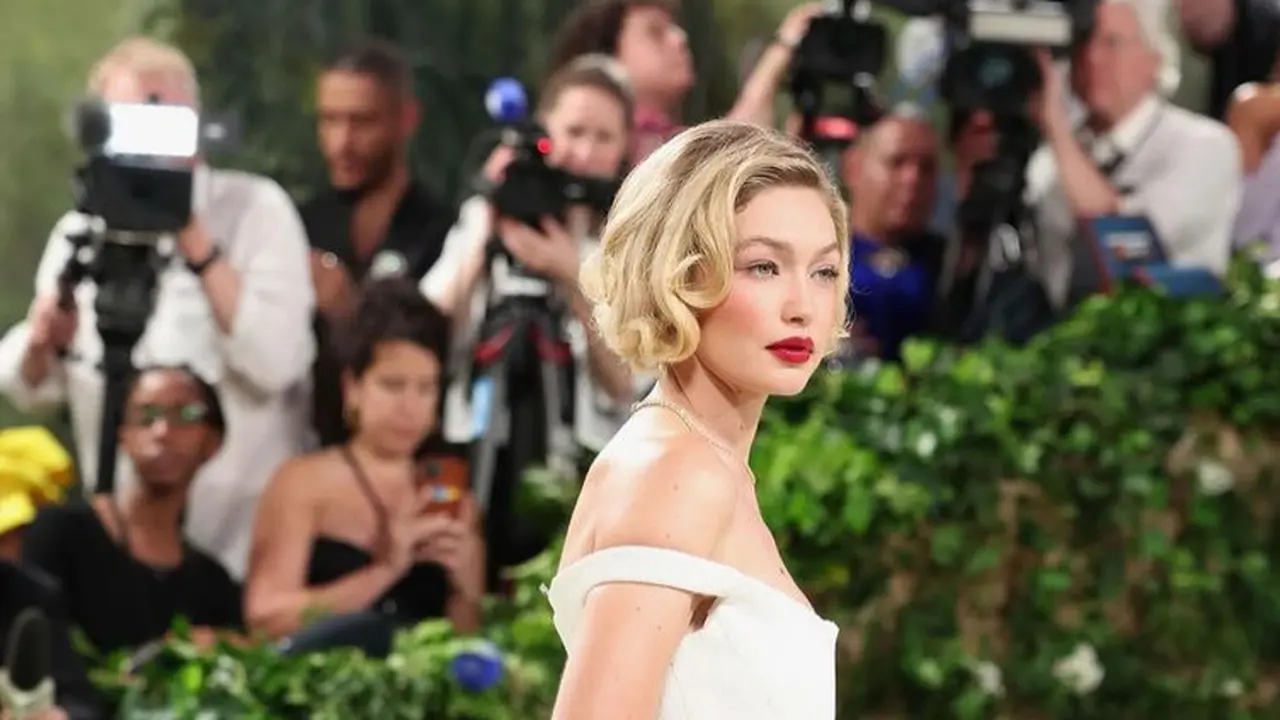 Pesona Gigi Hadid di Met Gala 2024. [@thombrowne]