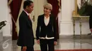 Presiden Jokowi dan Menlu Australia Julie Bishop berbincang seusai melakukan pertemuan di Istana Merdeka, Jakarta, Rabu (26/10). Presiden Jokowi dan Menlu Australia melakukan pertemuan ‎tertutup di salah satu ruangan. (Liputan6.com/Faizal Fanani)