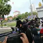 Aksi demo di depan Gedung Grahadi, Surabaya, Jawa Timur, Kamis (8/10/2020). (Foto: Liputan6.com/Dian Kurniawan)