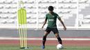 Pemain Timnas Indonesia U-22, Firza Andika, mengontrol bola saat latihan di Stadion Madya, Jakarta, Kamis (17/1). Latihan ini merupakan persiapan jelang Piala AFF U-22. (Bola.com/Yoppy Renato)