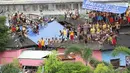 Ratusan Narapidana berkumpul di atap penjara saat unjuk rasa menuntut penggantian kepala penjara di Manila City Jail, Filipina (13/10). Para narapidana mengelar aksi nekat dengan menaiki atap penjara dan membentangkan spanduk protes. (REUTERS/Stringer)