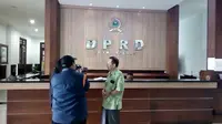 Pengurus partai konsultasi ke Sekretariat DPRD Kota Malang untuk pergantian anggota mereka (Liputan6.com/Zainul Arifin)