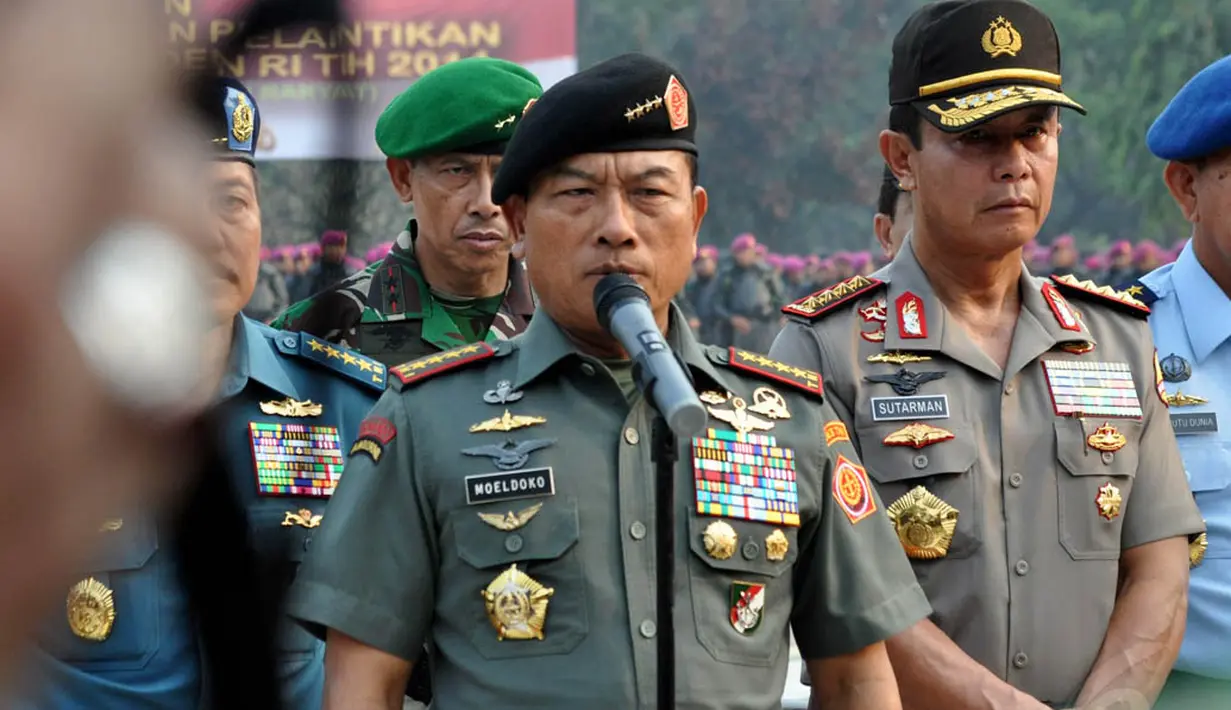 Panglima TNI Jenderal Moeldoko memimpin langsung apel siaga menjelang pelantikan presiden dan wakil presiden terpilih, di Parkir Timur Senayan, Jakarta, (16/10/14). (Liputan6.com/Johan Tallo)