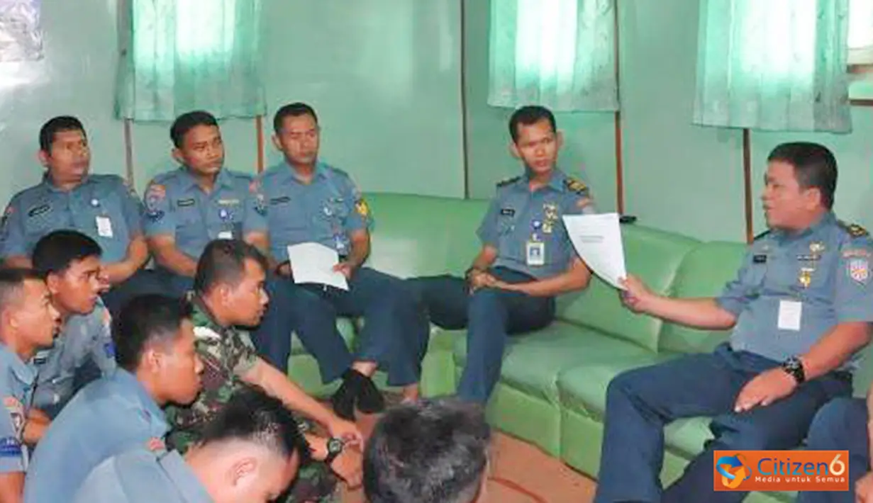 Citizen6, Jakarta Utara: Prajurit KRI Mentawai-595 mendapatkan Ceramah dari Diskum Kolinlamil, Mayor Laut (KH) Kaisar Farhan di Longroom ABK KRI Mentawai-595, dermaga Kolinlamil Tanjung Priok, Jakarta Utara, Kamis, (8/11). (Pengirim: Kadispen Kolinlamil).