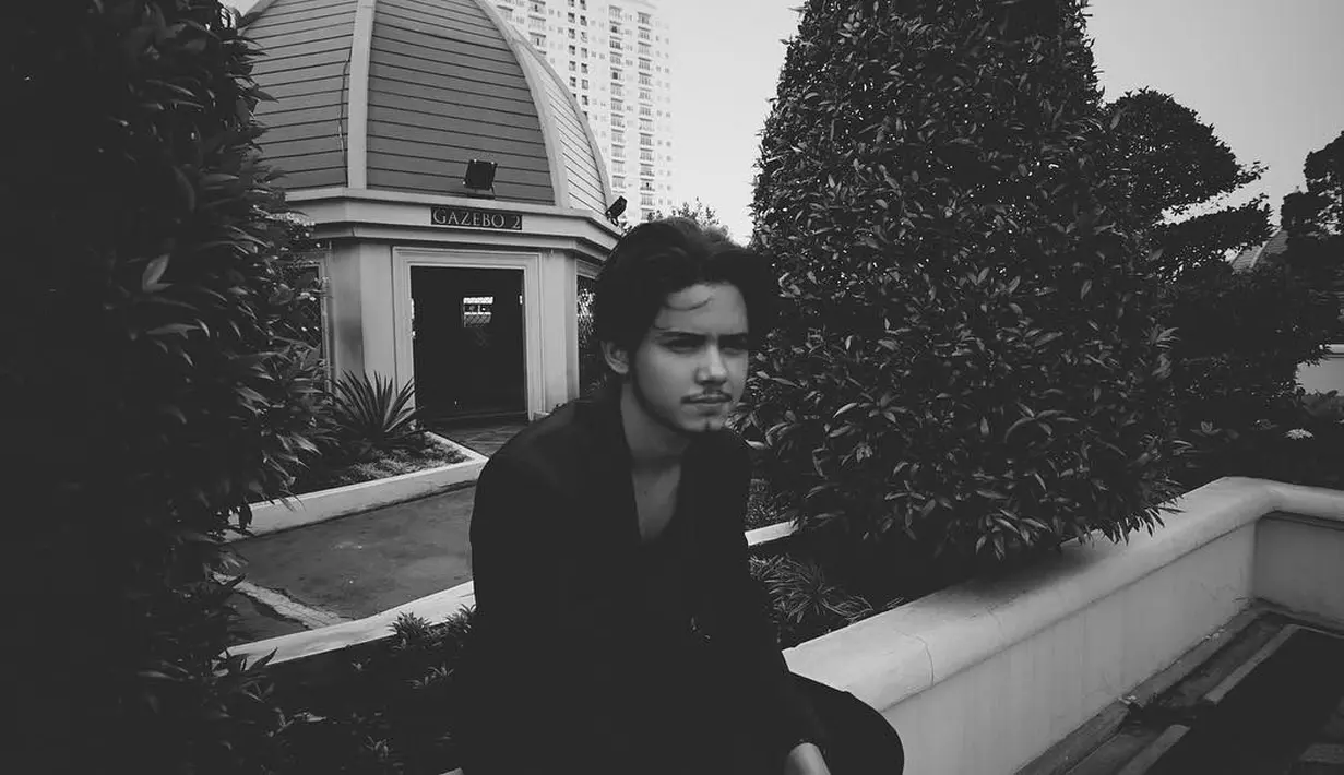 Di masa-masa inilah ia mencoba menemukan kembali tempatnya di dunia entertainment. [Instagram.com/aliandooo]