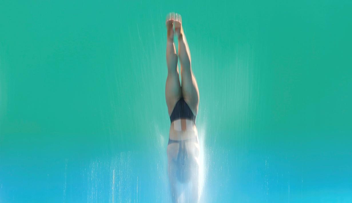 Seorang atlet loncat indah berlatih jelang Olimpiade Rio 2016 di Olympic Park, Rio de Janeiro, Brasil, (5/8/2016). (Reuters/Laszlo Balogh)