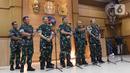 (dari kiri) Orjen TNI Laksamana Muda Nazali Lempo, Jampidmil Mayjen TNI Wahyoedho Indrajit, Kababinkum TNI Laksamana Muda Kresno Buntoro, Kapuspen TNI Laksamana Muda Julius Widjojono dan Daspuspom TNI Marsekal Muda Agung Handoko saat memberikan keterangan pers di Puspen Mabes TNI, Cilangkap, Jakarta, Jumat (28/7/2023). (Liputan6.com/Herman Zakharia)