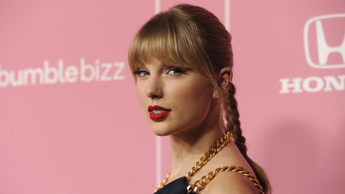 Taylor Swift berpose saat tiba menghadiri Billboard Women In Music 2019 yang digelar oleh YouTube Music di Los Angeles, California (12/12/2019). (AP Photo/Chris Pizzello)