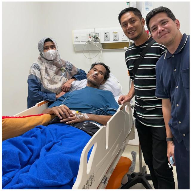 5 Potret seleb jenguk Fahmi Bo yang sakit stroke, Raffi Ahmad beri janji biaya pengobatan