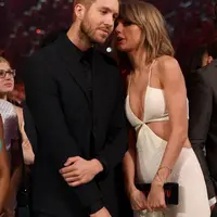 Calvin Harris menyindir hubungan Taylor Swift dengan Tom Hiddleston. "Aku pikir jika kamu bahagia dengan hubungan barumu, kamu harus fokus dengan hal itu daripada mencoba untuk menjatuhkan mantanmu." (GettyImages/Cosmopolitan)