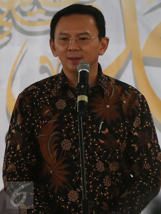 Ahok memberi sambutan saat Maulid Nabi Muhammad SAW 1438 H di kediaman Djan Faridz, Jakarta, Senin (12/12). Ahok menyampaikan permohonan maaf kepada umat Islam dan meminta doa untuk persidangan kasus dugaan penistaan agama. (Liputan6.com/Johan Tallo)