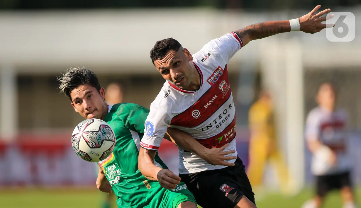 Gelandang PSS Sleman, Kim Kurniawan (kiri) berebut bola dengan bek Madura United, Jaime Xavier saat laga pekan keempat BRI Liga 1 2021/2022 di Stadion Madya, Jakarta, Sabtu (25/09/2021). Madura United memetik hasil positif perdana dengan membungkam PSS Sleman 1-0. (Bola.com/Bagaskara Lazuardi)
