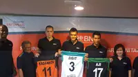 Tim Putra Jakarta BNI Taplus dalam peluncuran jersey untuk Proliga 2016 (Liputan6.com/Bogi Triyadi)