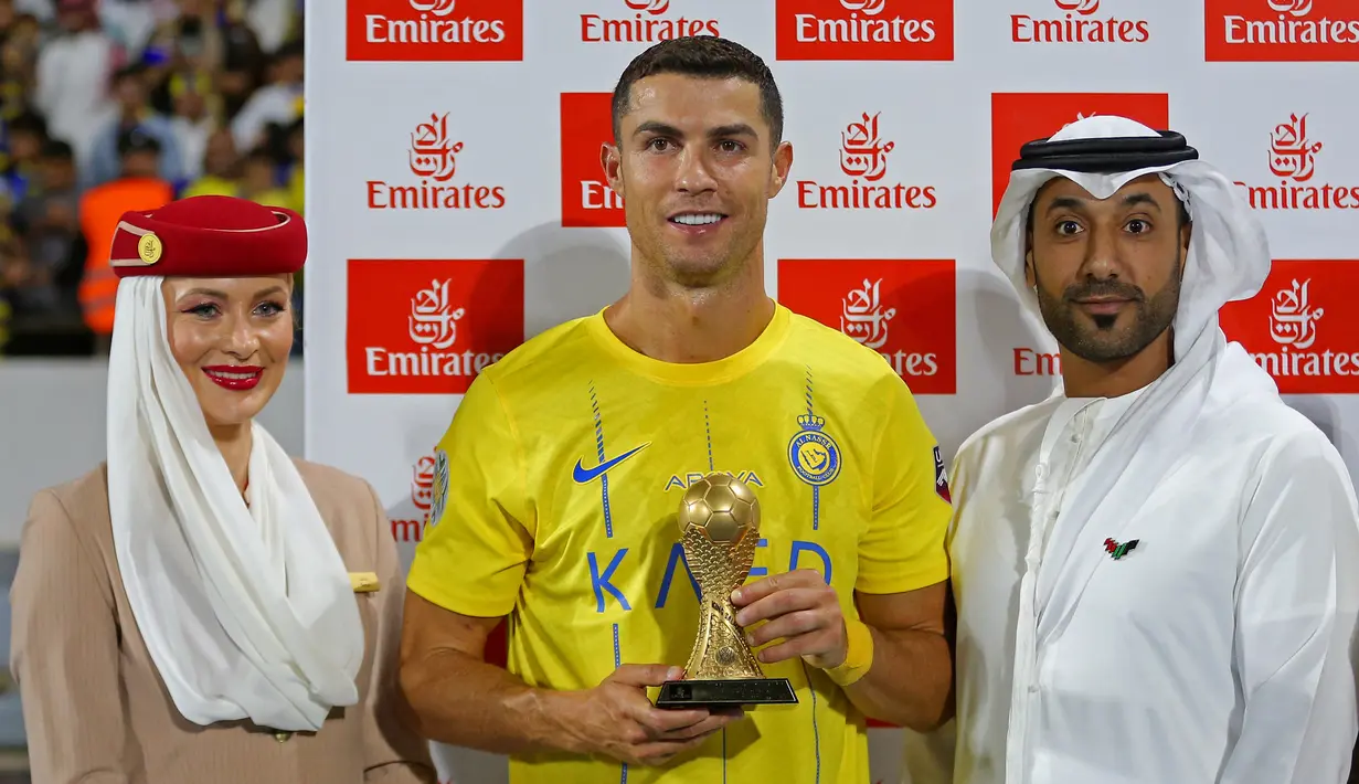 Pemain Al Nassr, Cristiano Ronaldo mendapatkan trofi top skor setelah laga semifinal Liga Champions Arab 2023 melawan Al Shorta di Prince Sultan bin Abdul Aziz Stadium, Abha, 9 Agustus 2023. Al Nassr sukses melaju ke babak final setelah menang dengan skor 1-0. (AFP/Abdullah Mahdi)