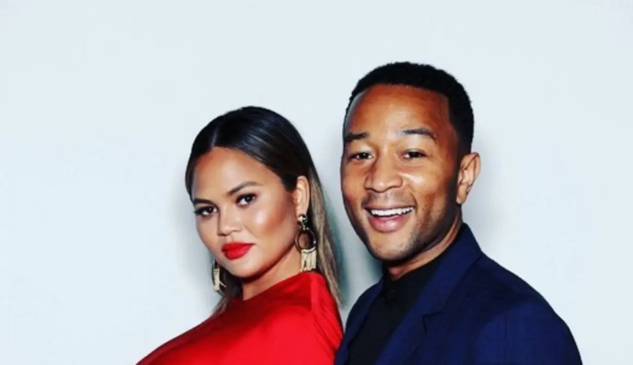 Chrissy Teigen dan John Legend pun hadir dan tak lupa mengucapkan selamat ulang tahun pada Ellen. (Instagram/ChrissyTeigen)